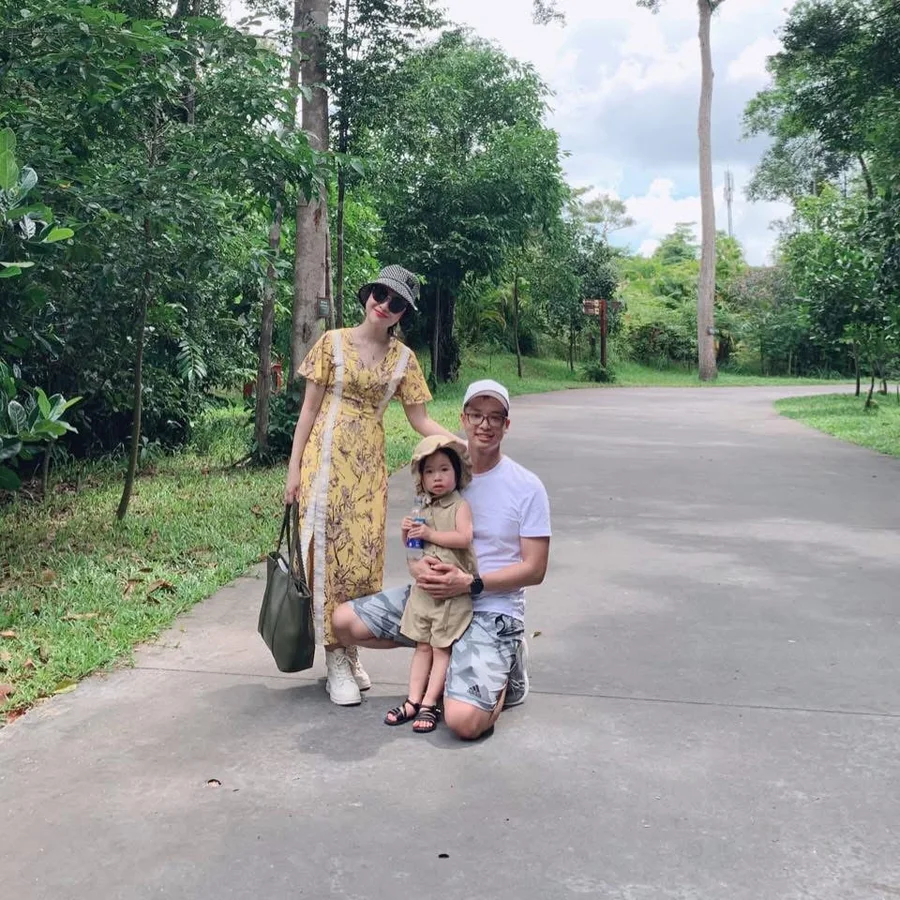 Linh cùng chồng và con trong một chuyến đi chơi gia đình