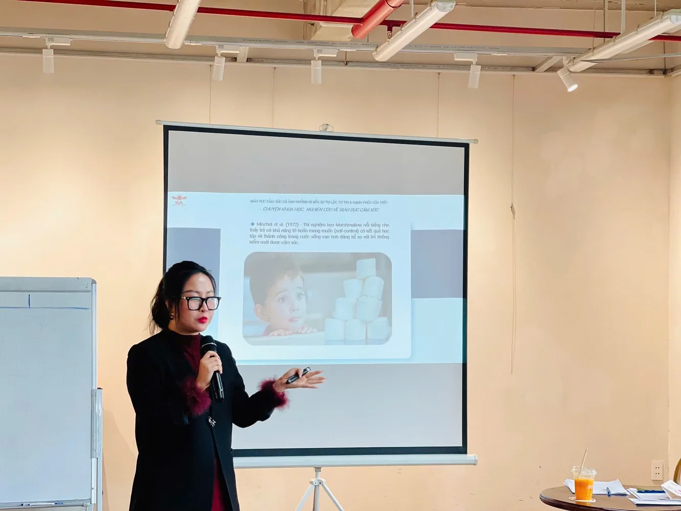Linh đang trình bày trong một buổi học chuyên môn