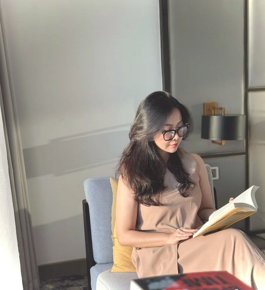 Linh đọc sách trong một buổi chiều yên tĩnh