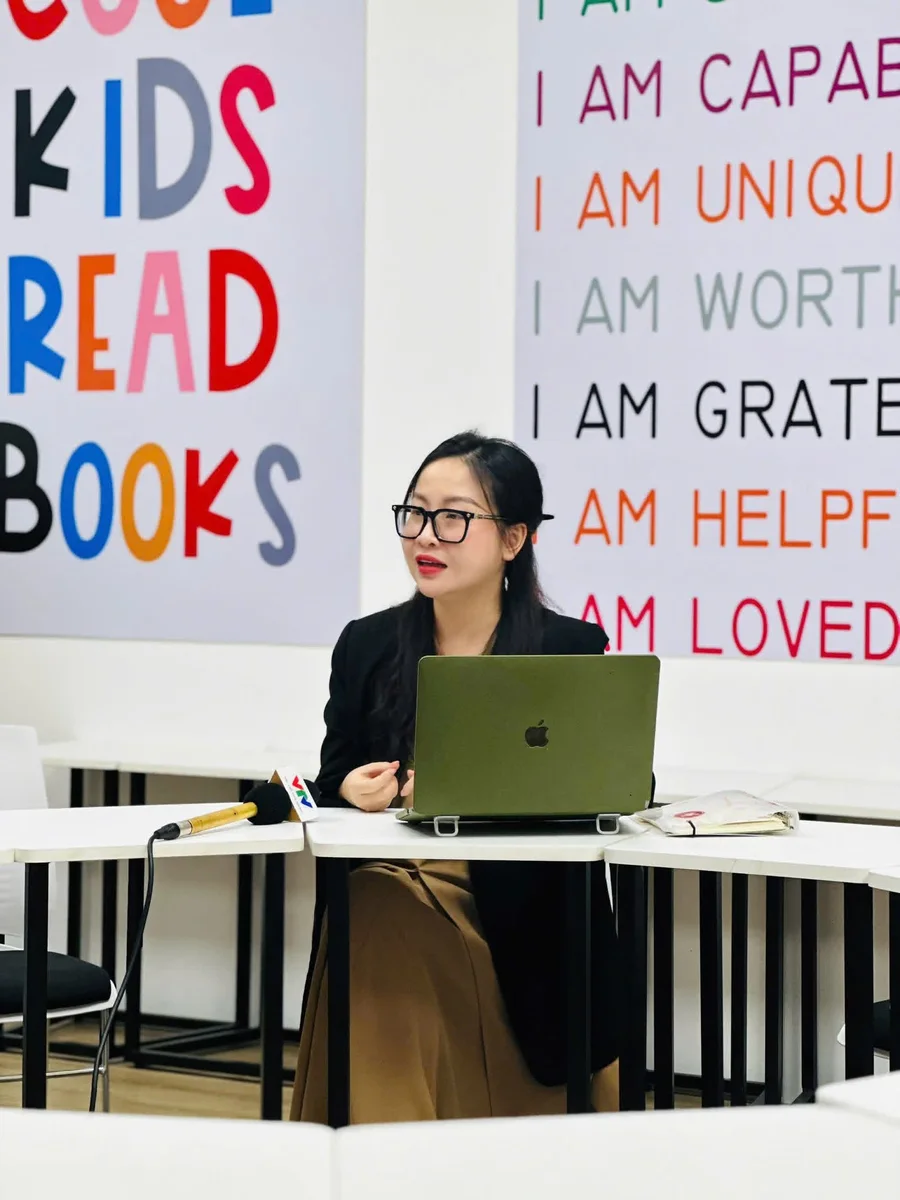 Linh chia sẻ trong một buổi học cùng các giáo viên