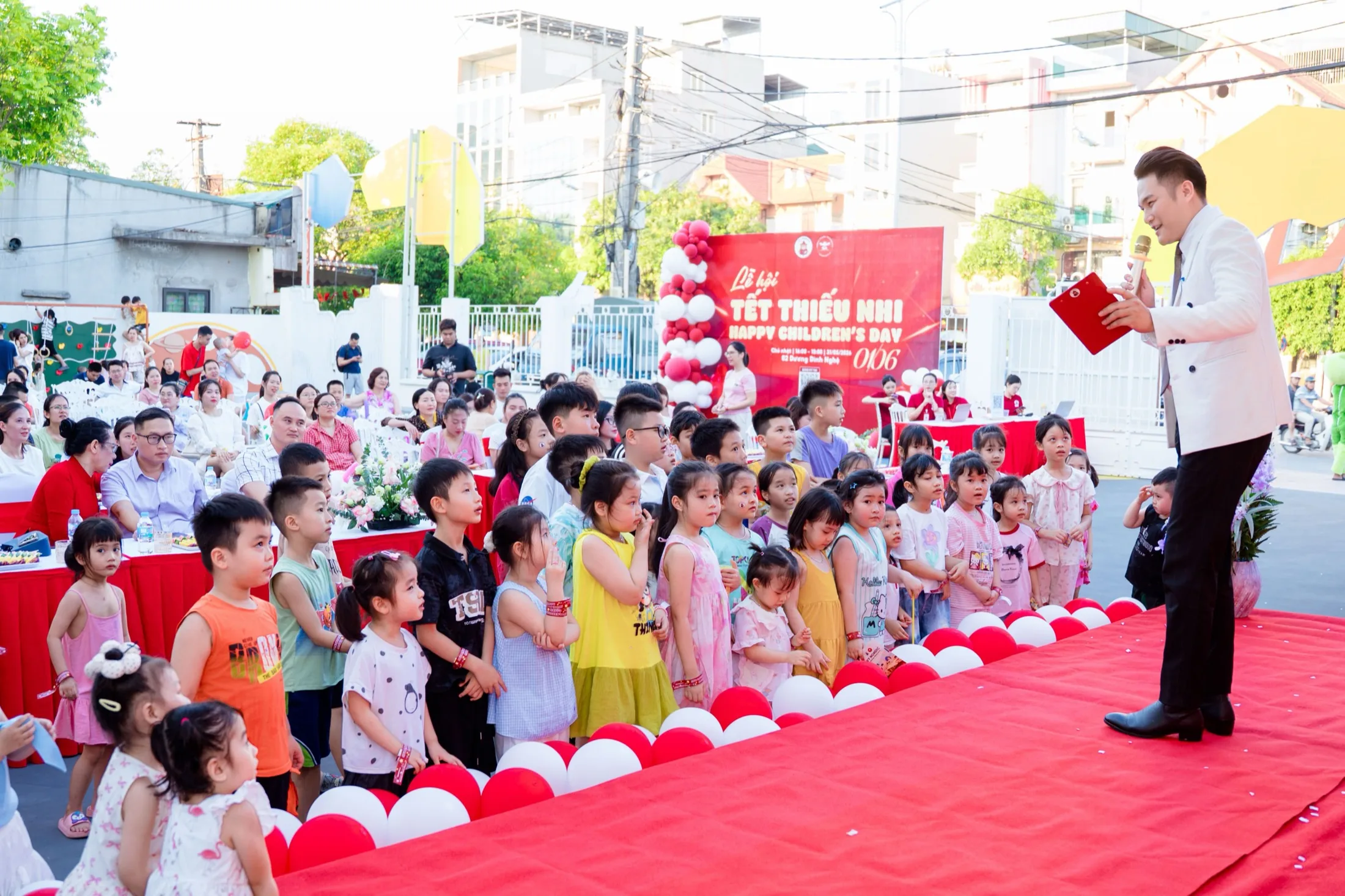 Các em học sinh cùng tham gia một hoạt động học tập theo dự án.