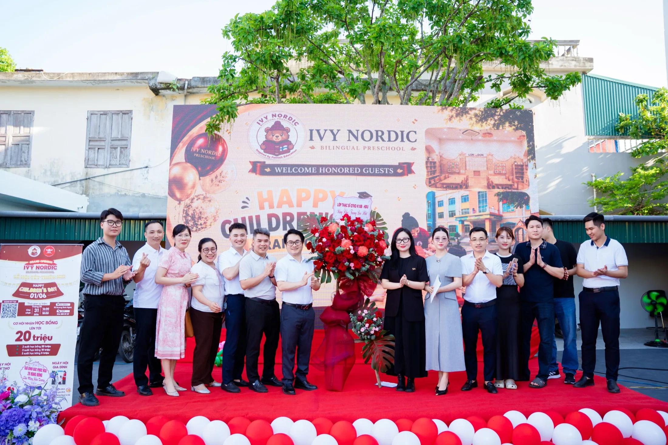 Linh chia sẻ cùng đội ngũ trong một buổi đào tạo.