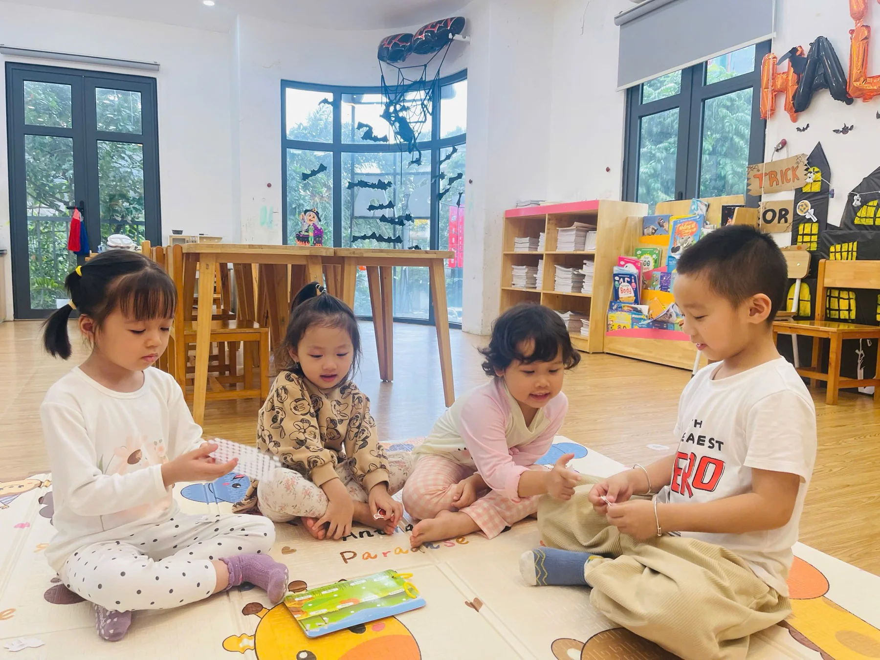 Các bé cùng học và chơi trong không gian lớp học ECE