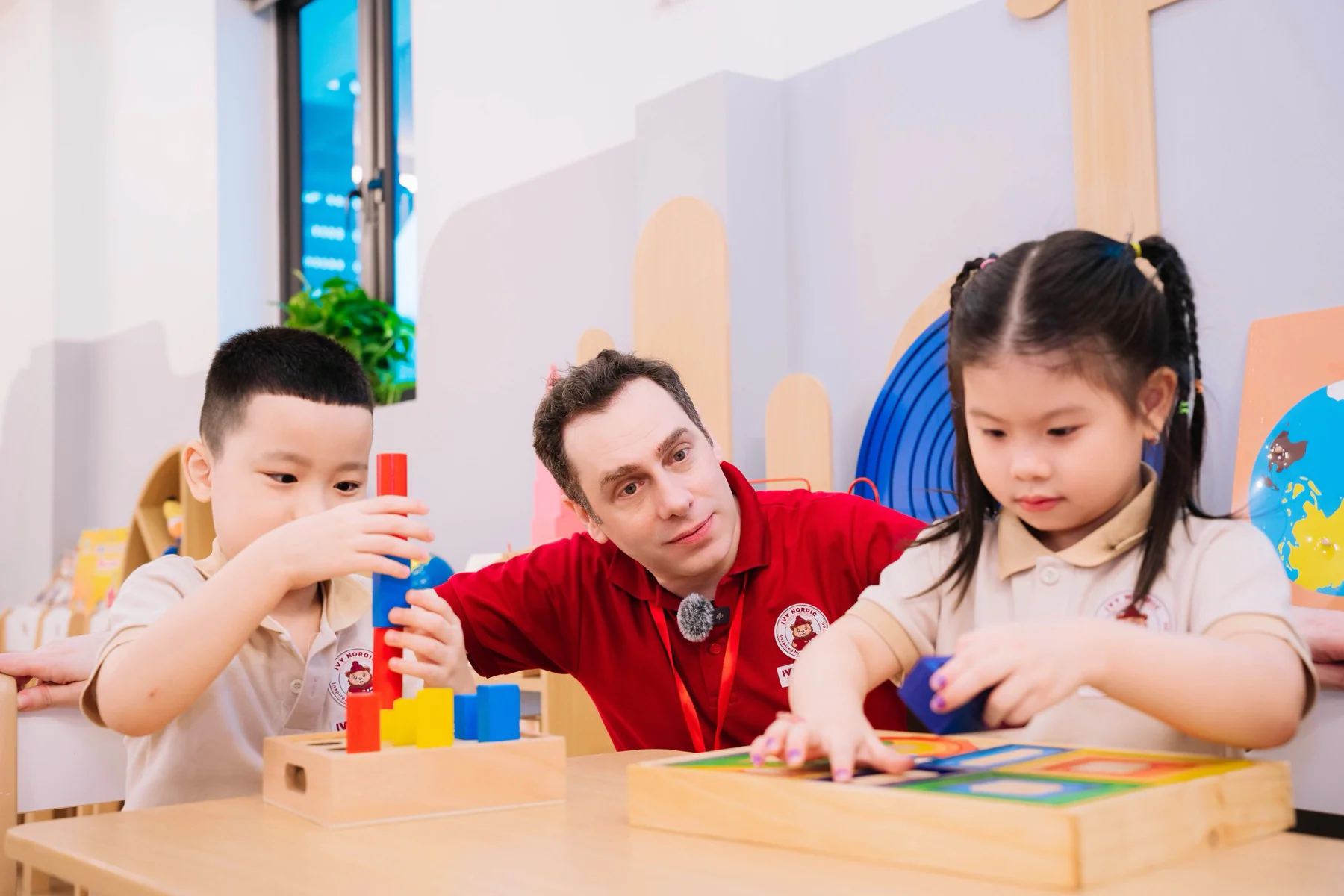Người hướng dẫn đồng hành cùng các em nhỏ trong hoạt động học tập.