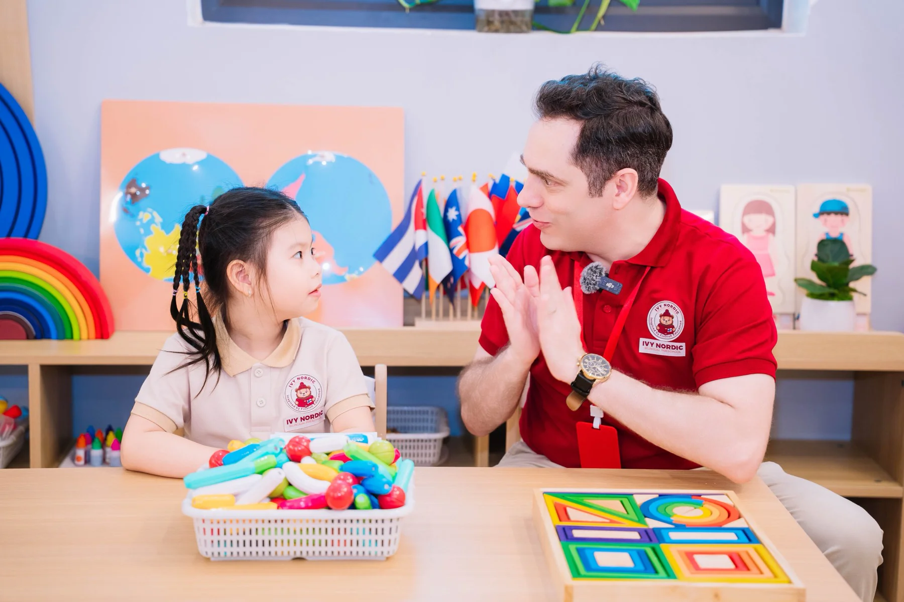 Linh trò chuyện cùng một em nhỏ trong không gian học tập giàu tính khám phá.
