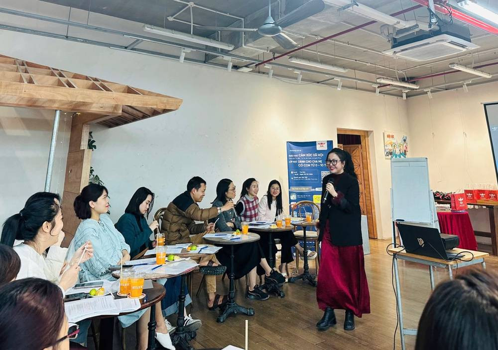 Linh chia sẻ trước hội trường đông người tham dự