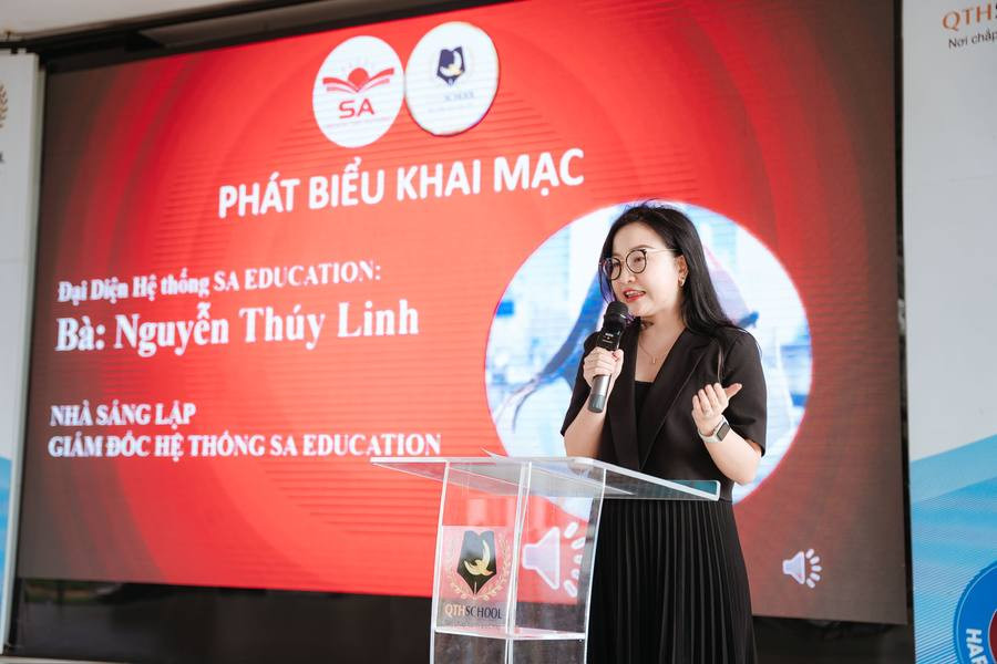Linh phát biểu khai mạc tại bục diễn giả