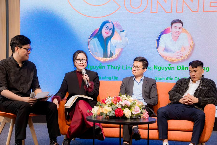 Linh trong một buổi toạ đàm nhiều diễn giả