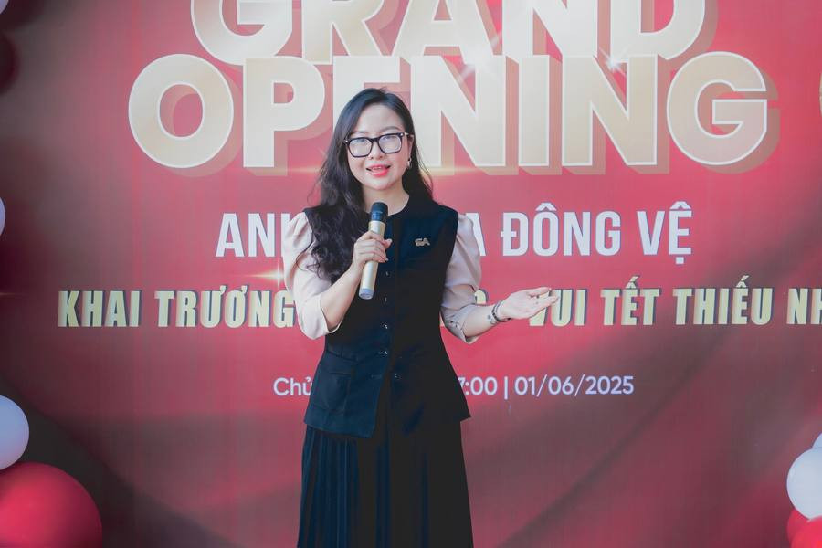 Linh cầm mic trên sân khấu sự kiện khai trương