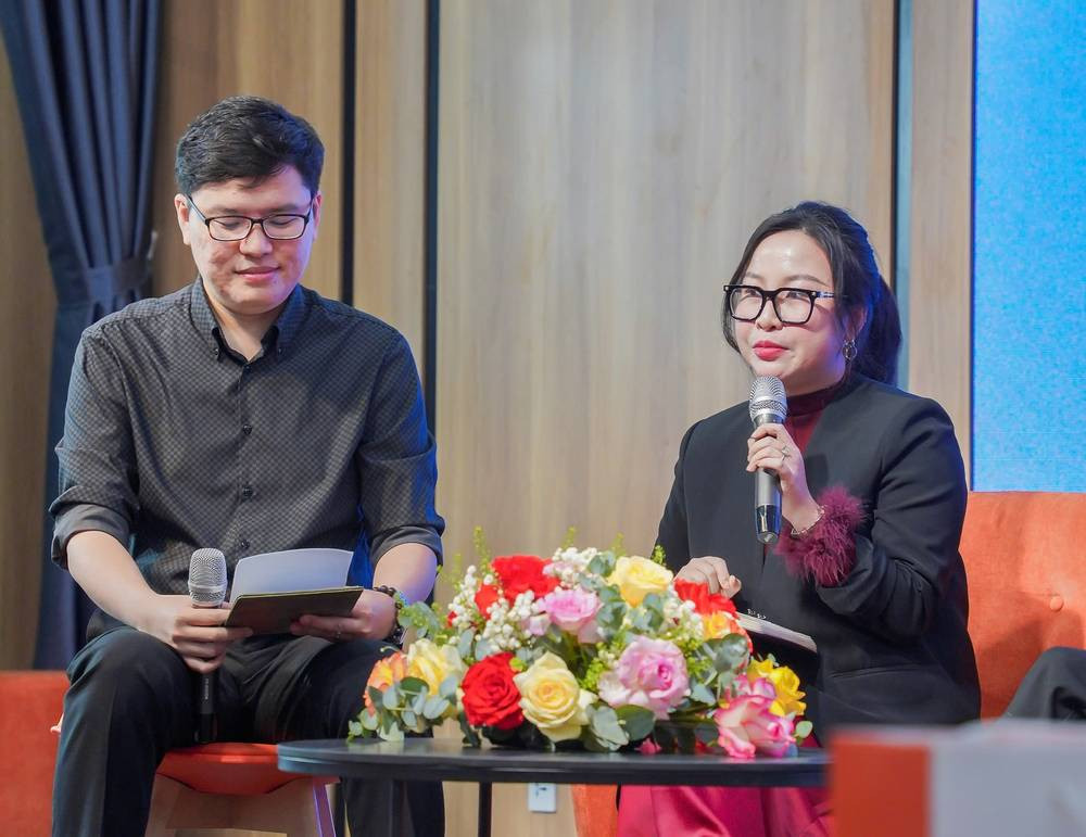 Linh trong buổi toạ đàm hai diễn giả