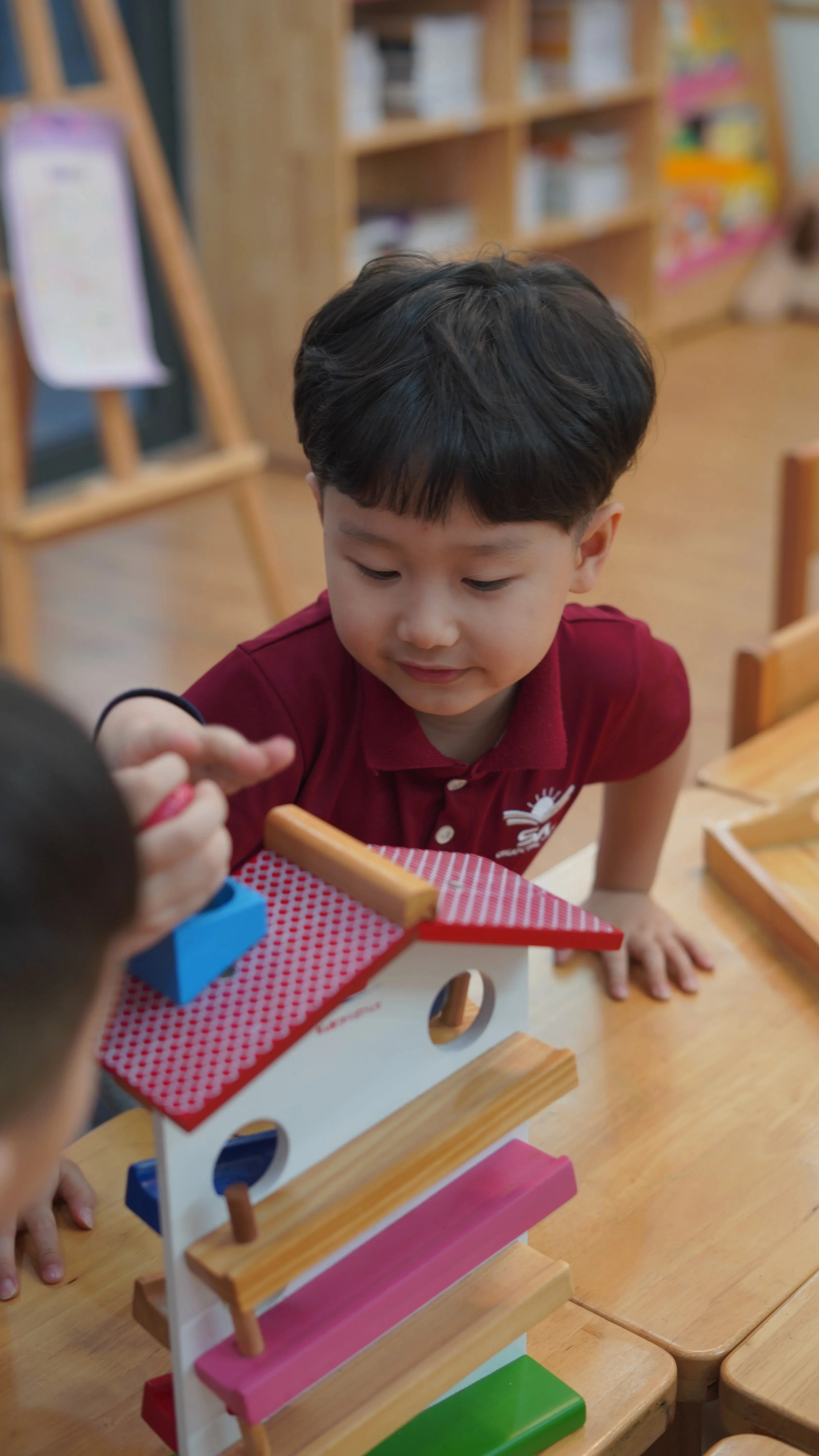 Học sinh ECE tại SA EDU tập trung với giáo cụ Montessori