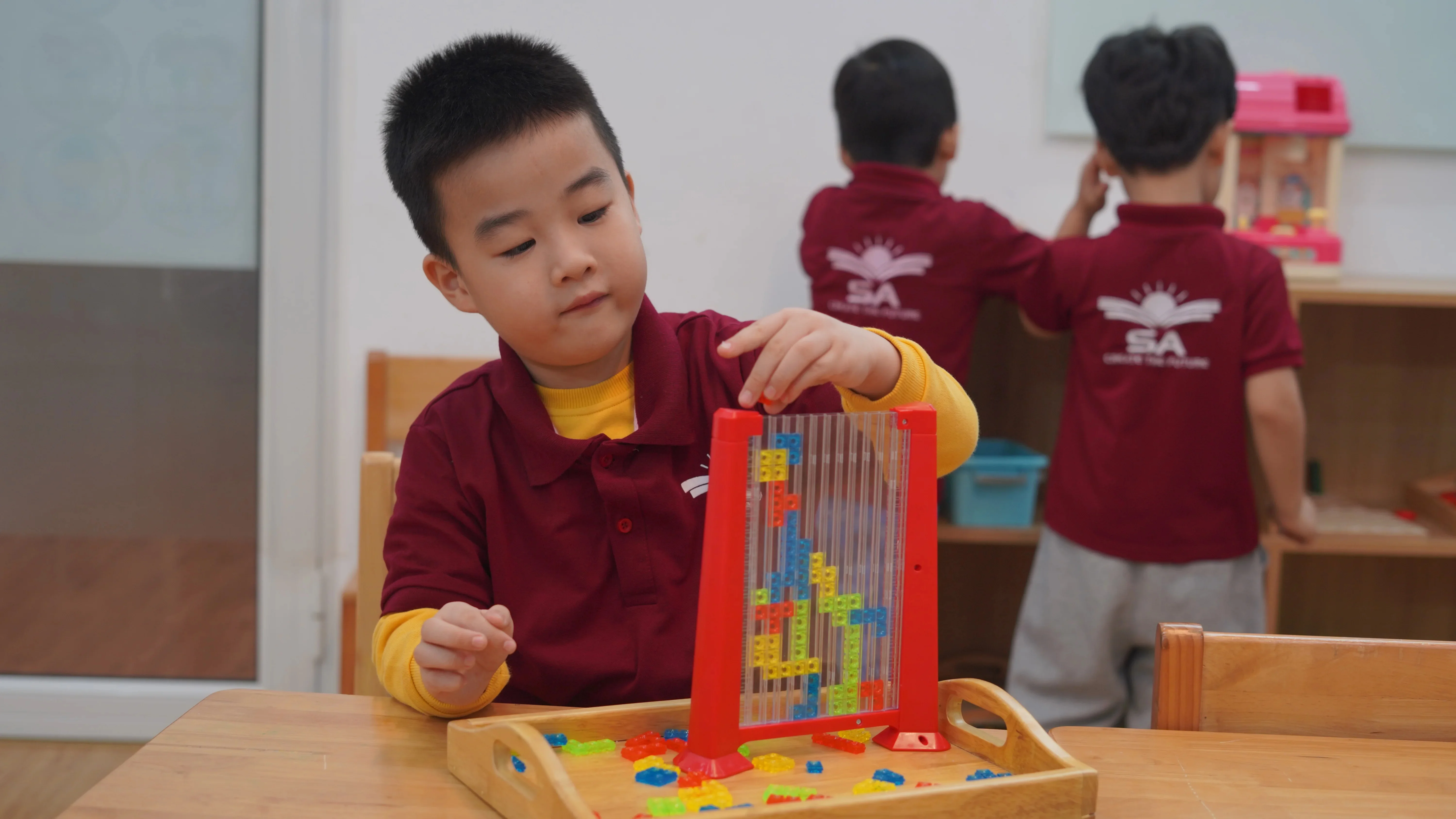 Trẻ làm việc với giáo cụ Montessori tại lớp ECE SA EDU