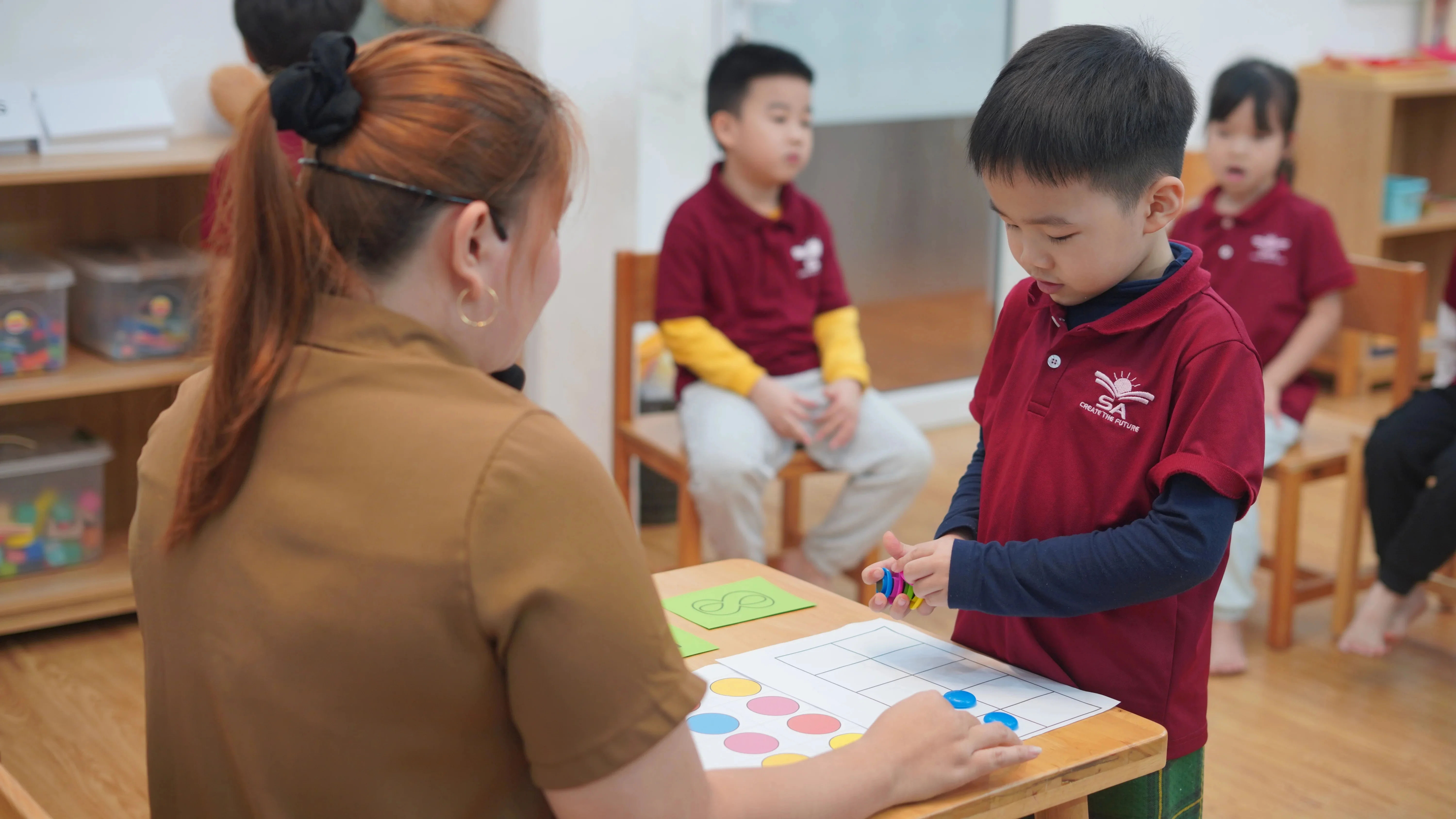 Giáo viên kèm 1:1 học sinh ECE