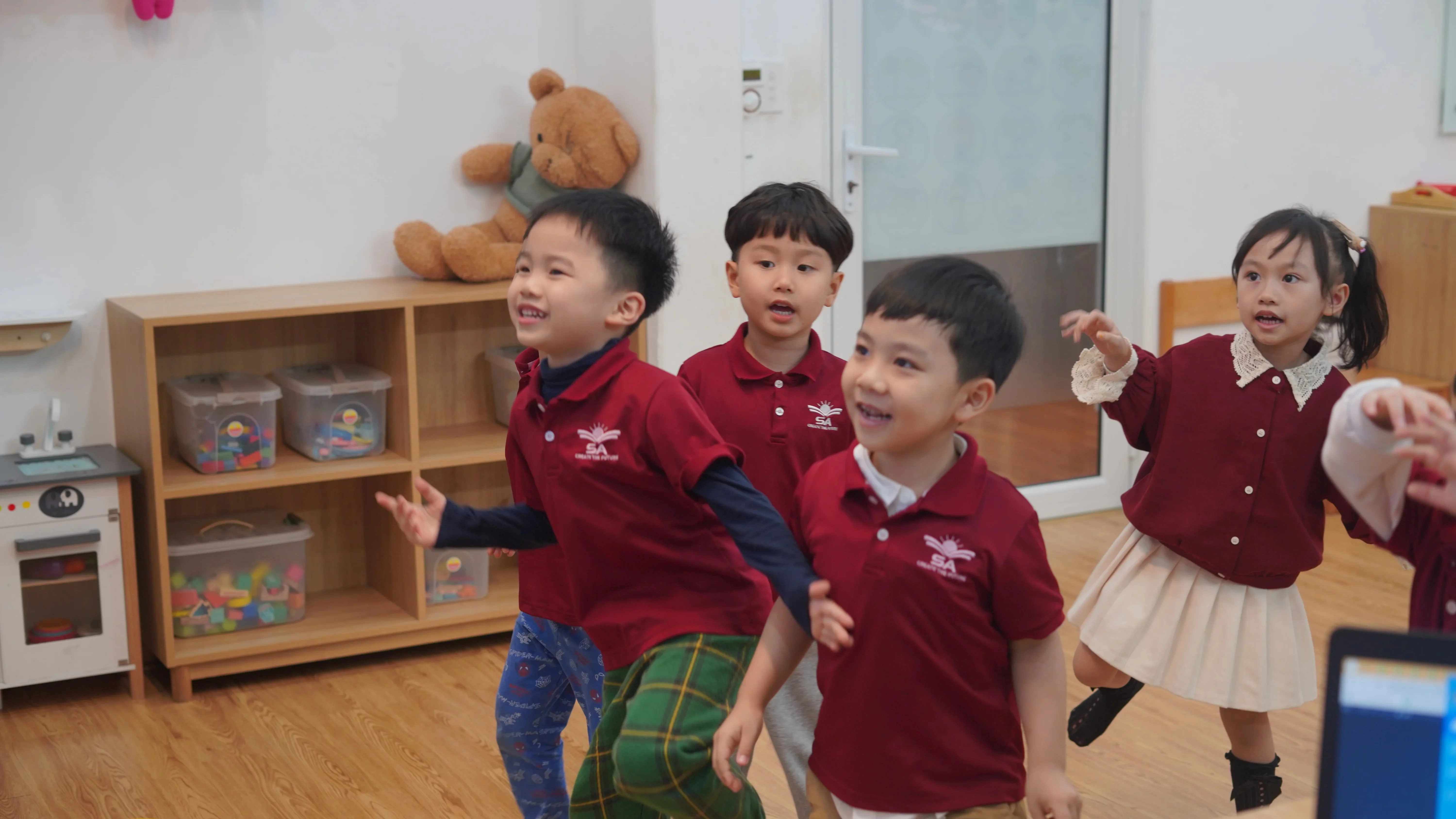 Học sinh ECE hào hứng trong giờ vận động
