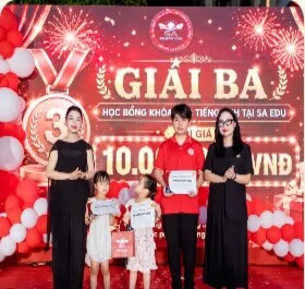 Học viên nhận học bổng SA EDU trên sân khấu