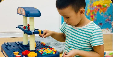 Học viên 0-6 tuổi trải nghiệm giáo cụ Montessori trong chương trình ECE SA EDU